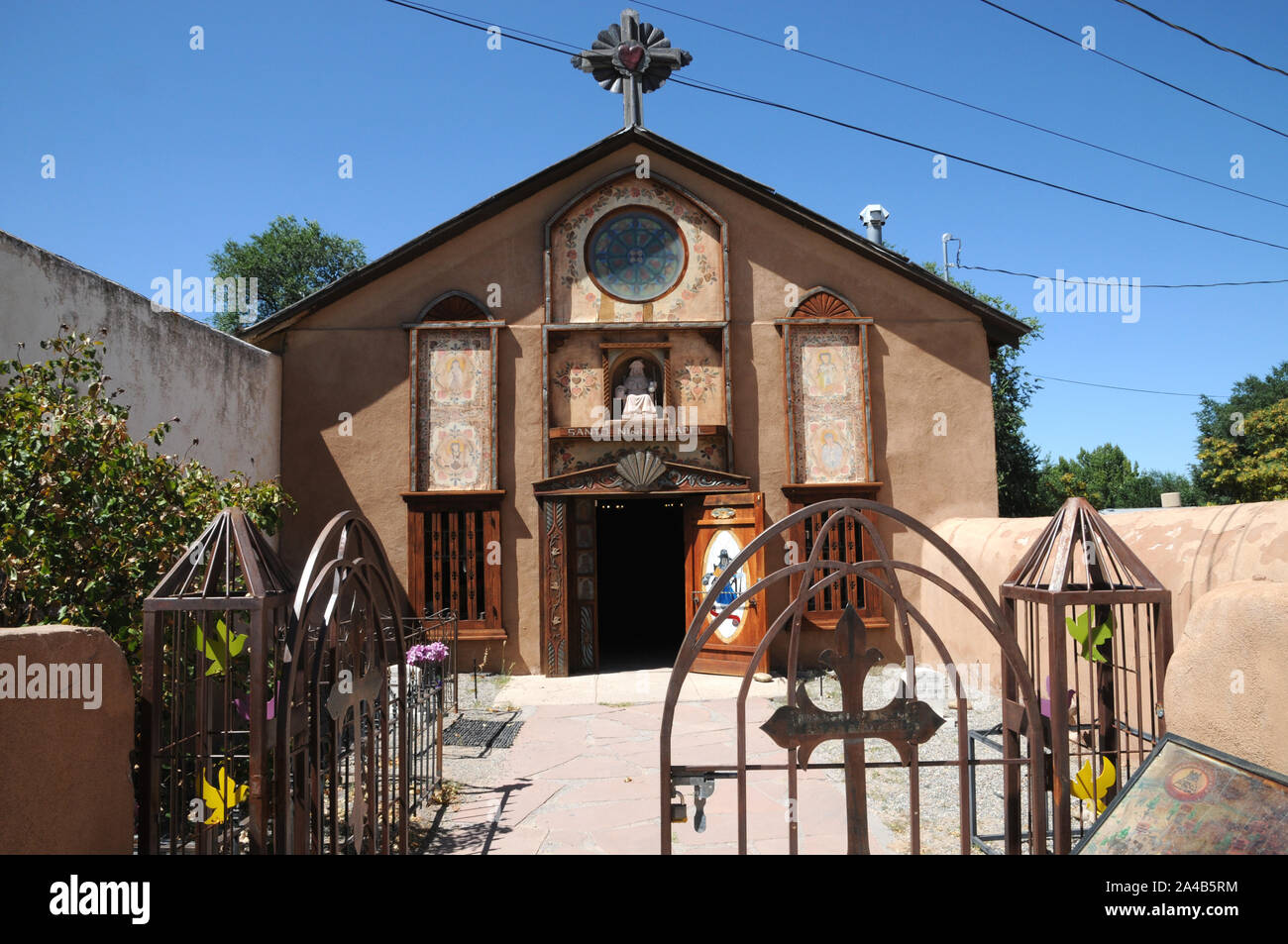 Die Santo Nino de Atocha Kapelle (Kapelle) der Kinder im El Santuario De Chimayo, New Mexico. Die Kapelle stammt aus dem Jahr 1856. Stockfoto