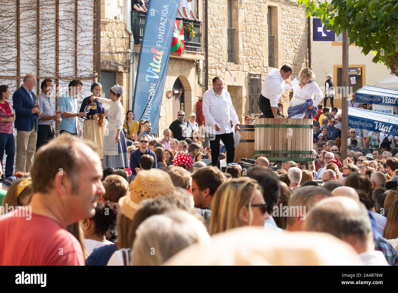 Rioja Alavesa Wein Harvest Festival 2019 - Traube stampfenden und Verkostung der Ersten muss (Traubensaft aus der zerquetschten Trauben), Banos de Ebro, Spanien Stockfoto