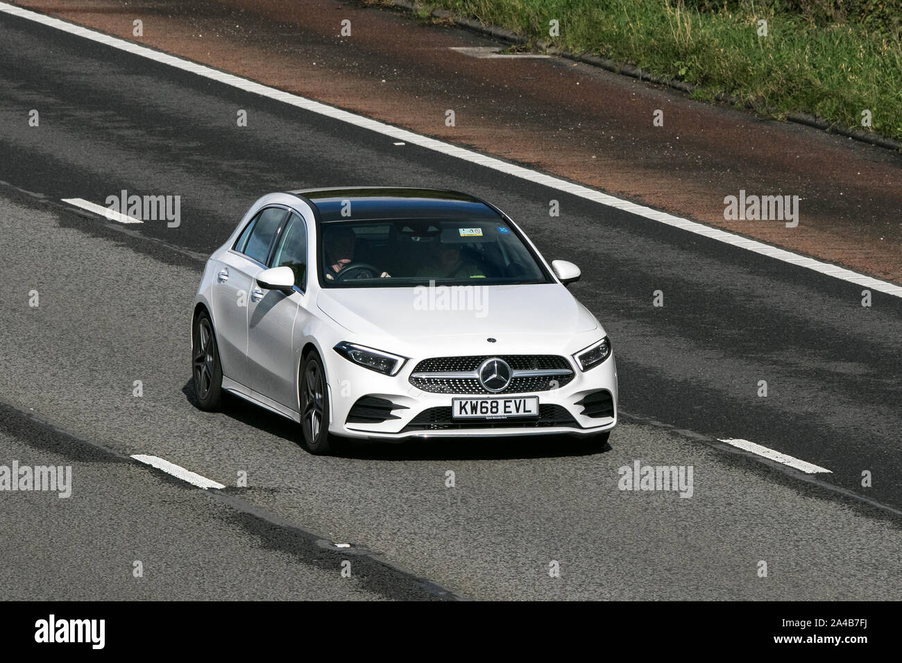 2018 weißen Mercedes-Benz A 250 AMG Linie Prem + 4 MA; Reisen auf der Autobahn M6 in der Nähe von Preston in Lancashire, Großbritannien Stockfoto