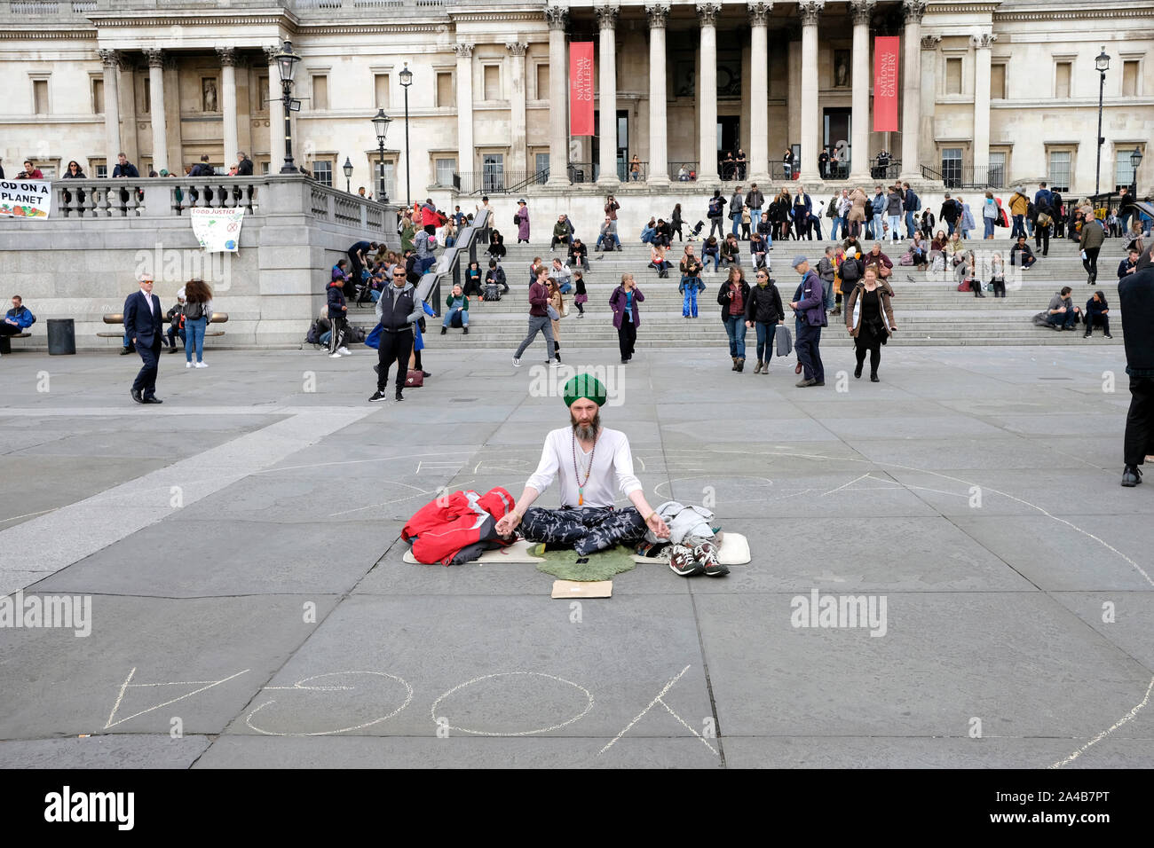 Ein Mann das Meditieren auf dem Trafalgar Square, London Stockfoto