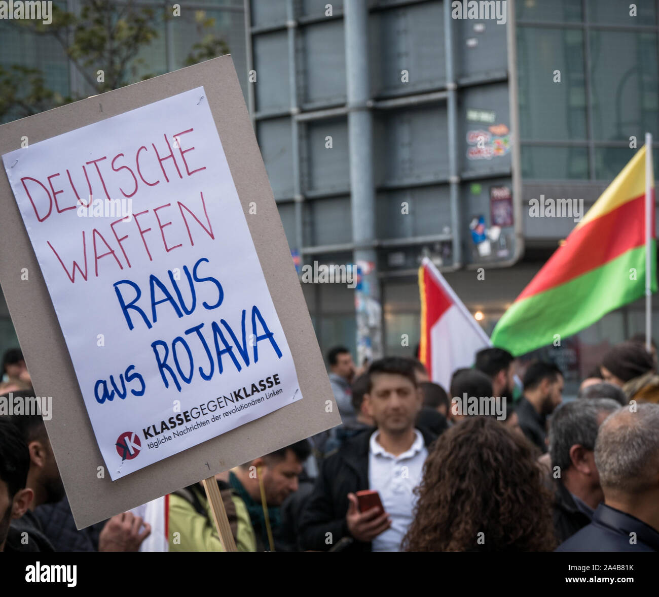 Vorführung und Protest gegen die Türkische offensive und Aggressionen in Syrien gegen die Kurden, self-made Karton gegen Deutsche Waffen in Kurdistan Stockfoto
