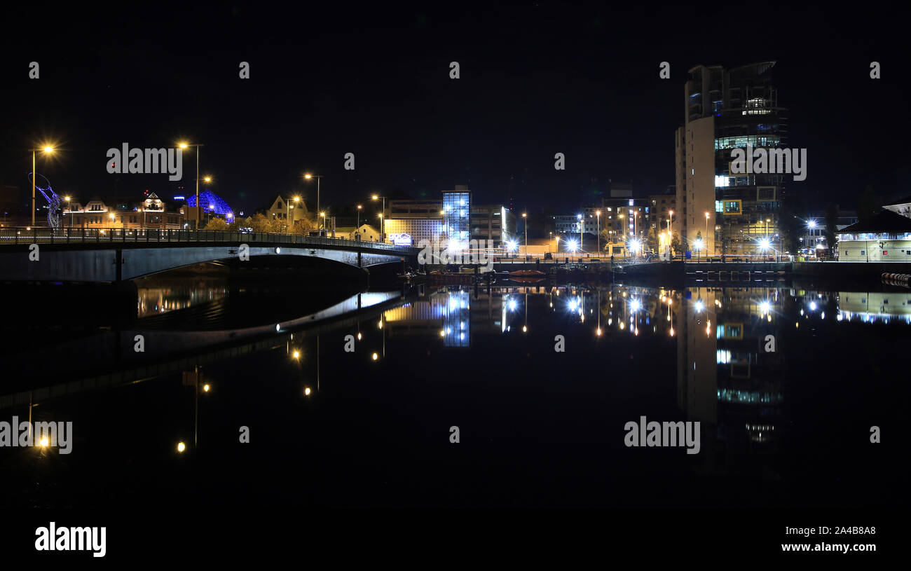 Belfast nachtlichter am Fluss Lagan, Belfast, County Antrim, Nordirland/Norden Irlands wider. Stockfoto
