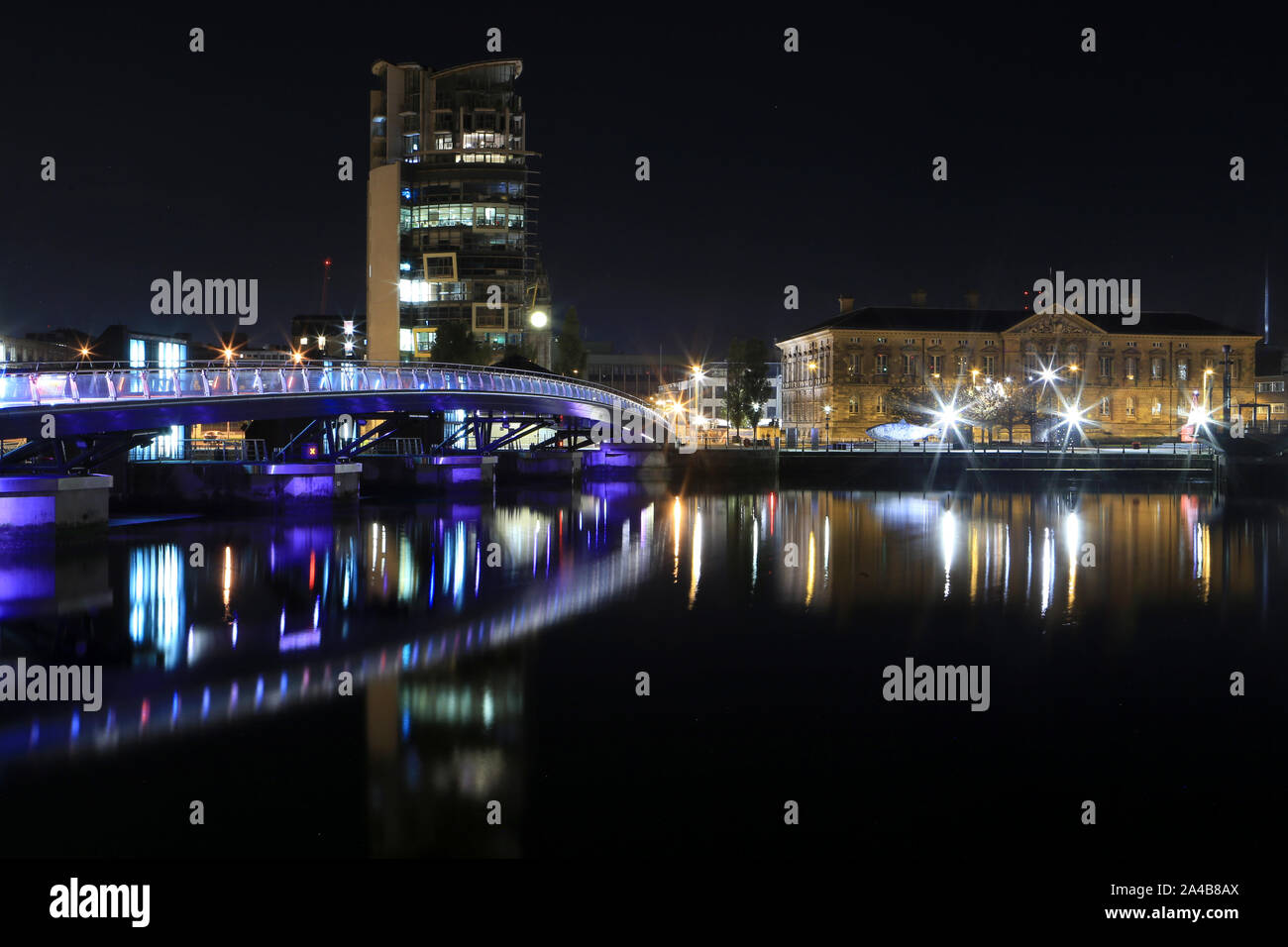 Belfast nachtlichter am Fluss Lagan, Belfast, County Antrim, Nordirland/Norden Irlands wider. Stockfoto