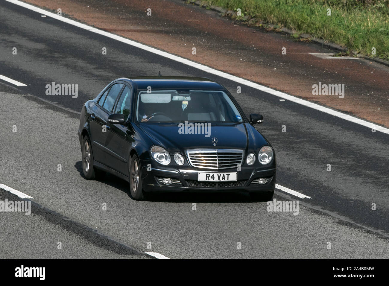 2008 schwarzen Mercedes E 220 CDI Avantgarde ein, fahren auf der Autobahn M6 in der Nähe von Preston in Lancashire, Großbritannien Stockfoto