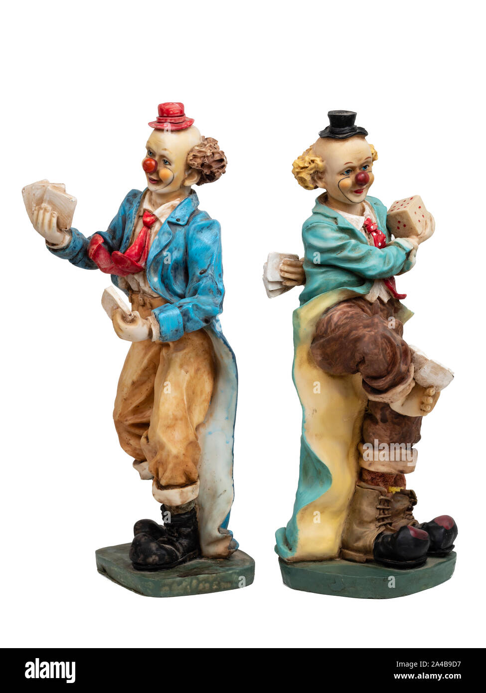 Paar lackierte Harz Karten und Würfeln jonglieren clown Figuren auf einem weißen Hintergrund Stockfoto