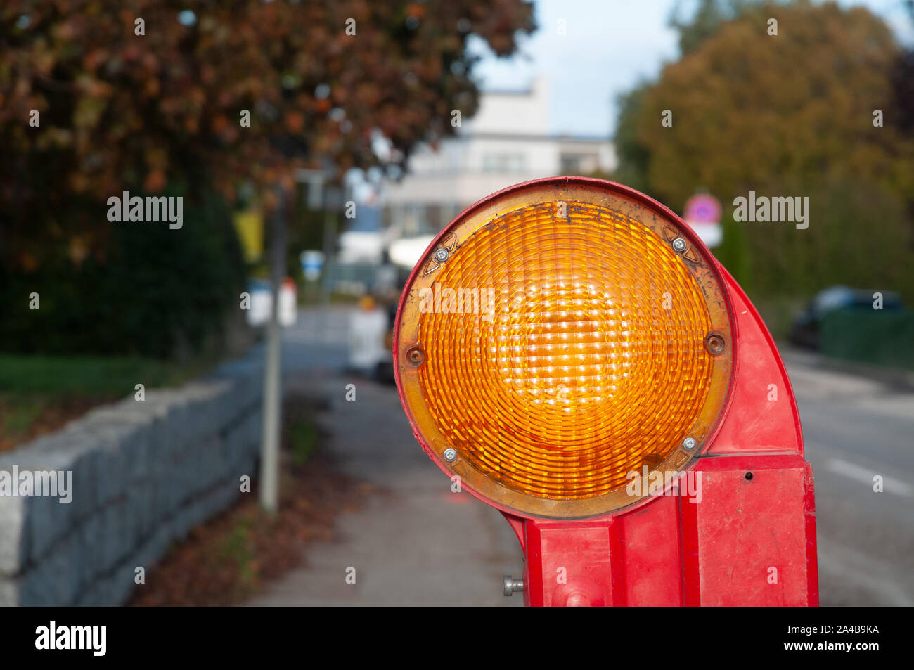 In der Nähe von orange Reflektor eines Signals Blitzlicht an der Straße  Baustelle Stockfotografie - Alamy