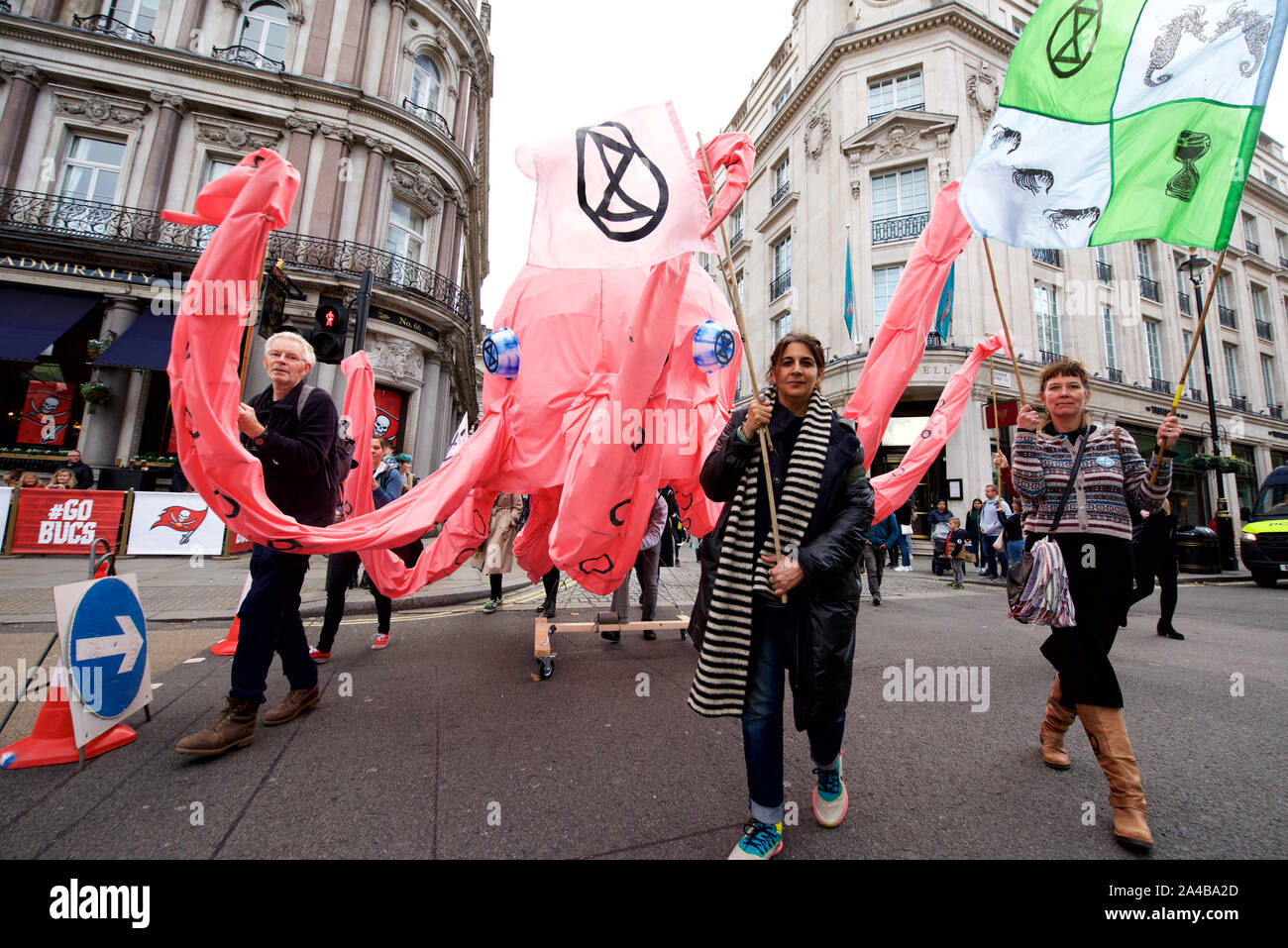 Aussterben Rebellion Protest weiterhin in London ab dem 7. Oktober. Das Ziel der Teilnahme an gewaltfreier direkter Aktion und zivilem Ungehorsam wurde die Aufmerksamkeit auf die Klimakrise und Verlust der biologischen Vielfalt zu zeichnen. Aussterben Rebellion Forderungen sind, dass die Regierungen die Öffentlichkeit die Wahrheit über das tatsächliche Ausmaß der Krise, jetzt Maßnahmen ergreifen, die CO2-Emissionen zu verringern und, das Bürgerinnen und Bürger Baugruppen Änderungen der Richtlinien zu überwachen. Sie verlangen auch, dass Maßnahmen ergriffen werden, um die Zerstörung der natürlichen Welt, die in den '6 Massenaussterben von Arten führt, ist zu unterlassen. Stockfoto