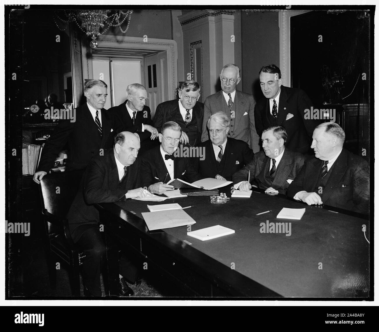 TVA Kongress Forscher halten erste Sitzung. Washington, D.C., am 27. April. Mit ihrer Mitgliedschaft jetzt abgeschlossen, die Gemeinsame Kongreßausschuß der Tennessee Valley Authority untersuchen heute zum ersten Mal getroffen haben. Sie Pläne, um ihre Mitarbeiter von Juristen, Ermittler, und Sekretärinnen, von denen einige wahrscheinlich nach Süden Vorarbeiten zu tun. Auf dem Foto von links nach rechts: (sitzend) sen Lynn Frazier, (R) North Dakota Stockfoto