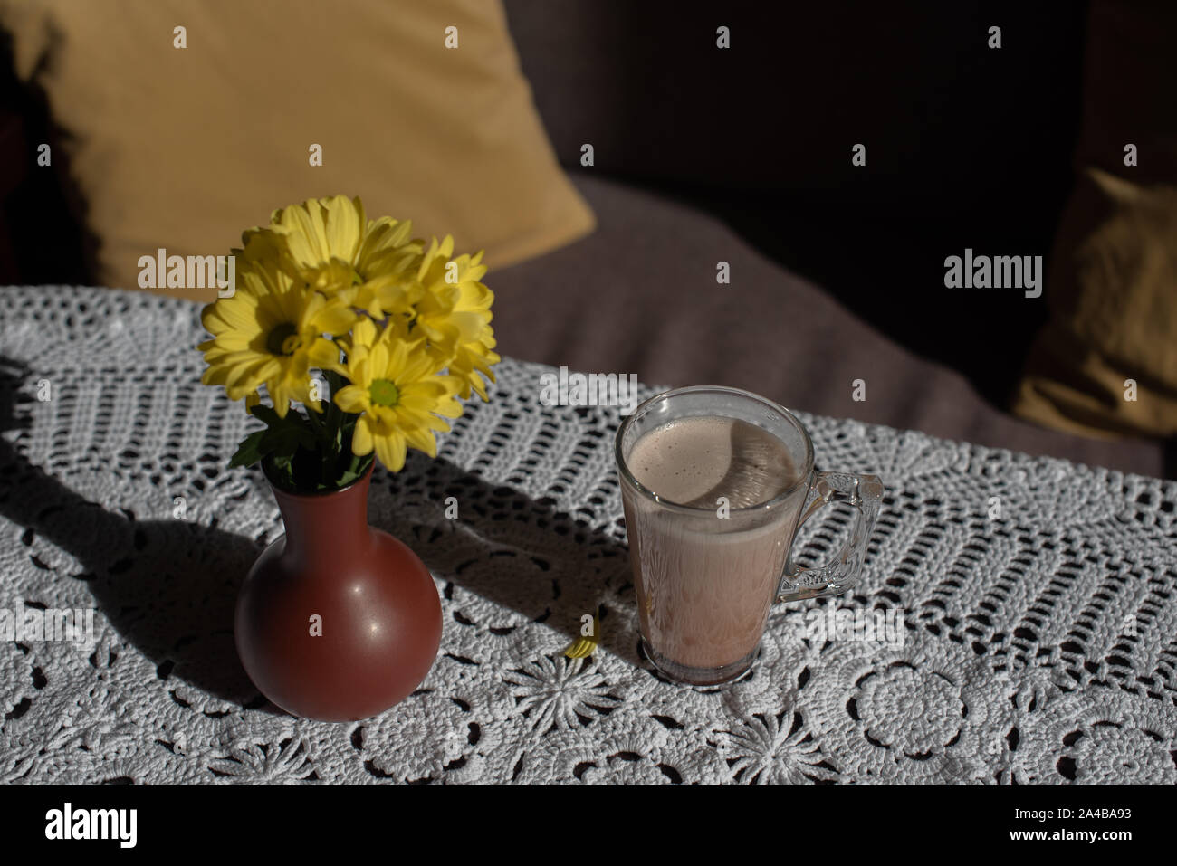 Glas leckere Schokolade Milch auf Holztisch, Platz für Text. Milch trinken. Kakao in einem Café. Kakao oder Milchkaffee oder Cappuccino auf einem Tisch mit einem weißen Tabl Stockfoto