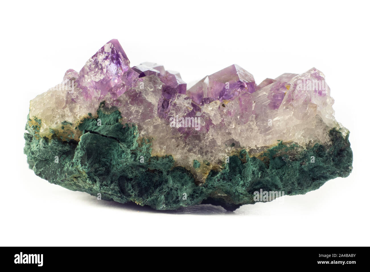 Rock der natürlichen Violett amethyst Mineral aus Brasilien isoliert auf weißem Hintergrund Stockfoto