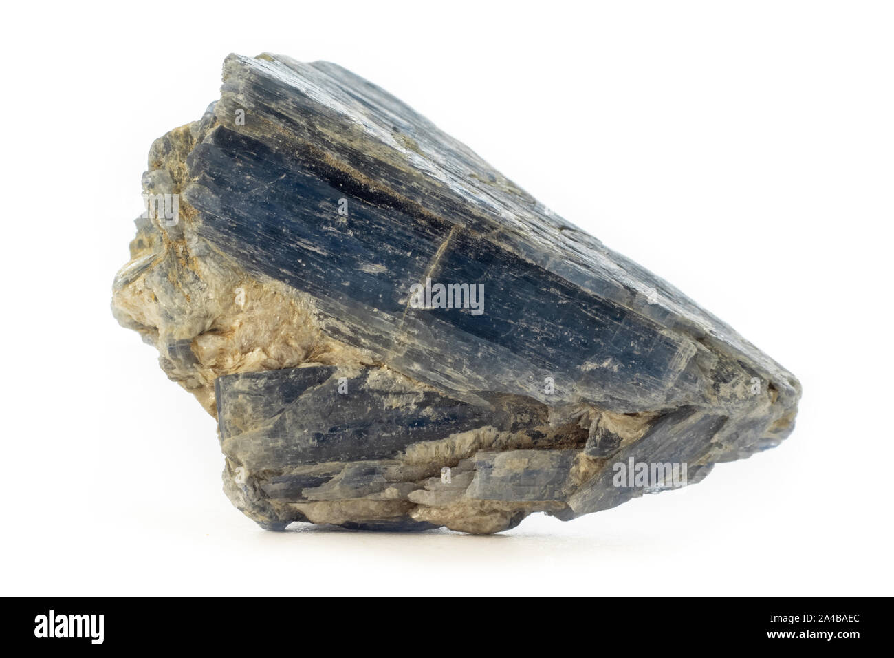 Rock von cyanite Mineral aus Brasilien isoliert auf weißem Hintergrund. Auch als cyanit bekannt. Stockfoto