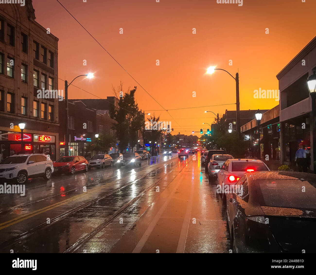 St. Louis, Missouri/USA: Juli 17, 2019 - ein Sonnenuntergang Himmel über Delmar Boulevard in St. Louis nach einem Gewitter. Stockfoto