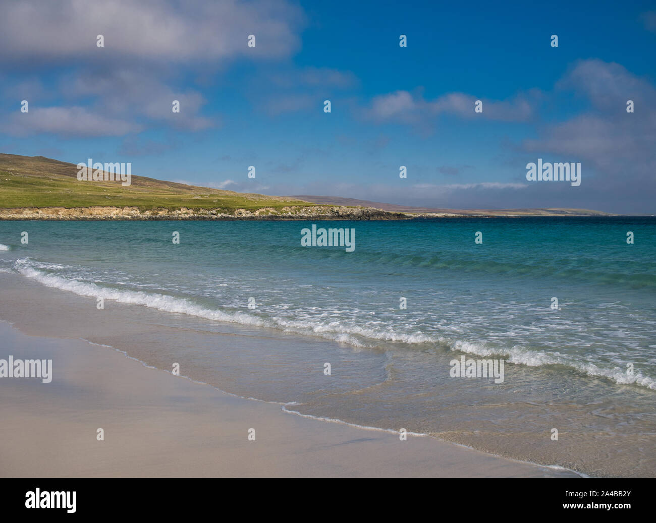 Der weiße Sand und blaues Meer bei Sandwick auf der Insel Unst in Shetland, Schottland, Großbritannien - ein idyllischer, unberührten, abgelegenen Strand. Stockfoto