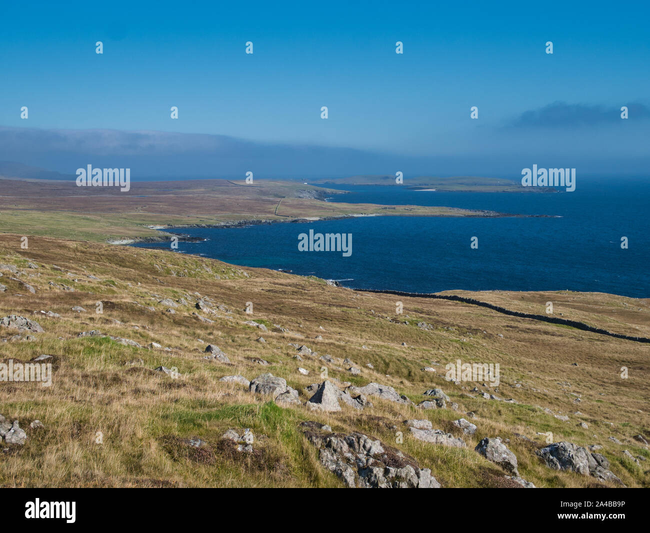 Der Docht der Smirgart auf der Insel Unst in Shetland, Schottland, UK - eine karge Landschaft ohne Bäume. Stockfoto
