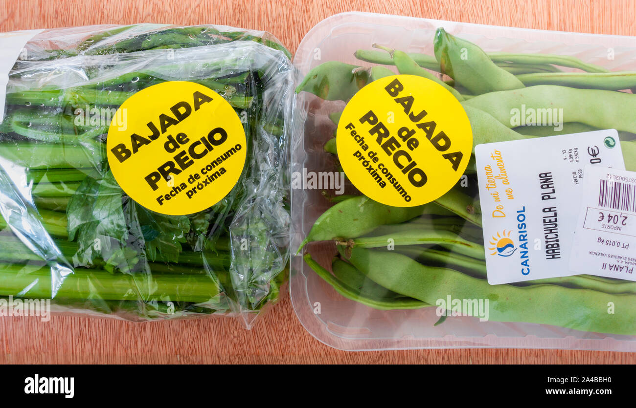 Gemüse verpackt in Plastik Verpackung mit reduziertem Preis Aufkleber in Supermarkt in Spanien. Stockfoto