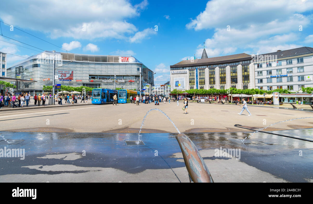 Panoramablick auf Verkehr und Alltag auf dem Königsplatz in Kassel. Deutschland Stockfoto