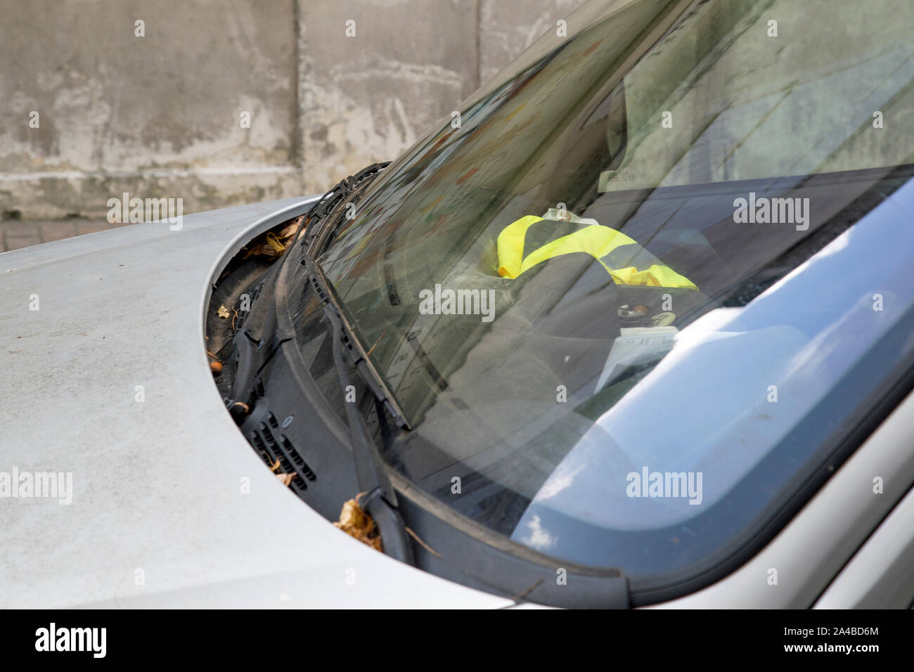 Aquitanien, Frankreich, Oktober, Autos in Frankreich zeigen Unterstützung für die gelbe Weste Gilet Jaune Bewegung durch Anzeigen eines gelben Weste in Ihren Windschutzscheiben Stockfoto