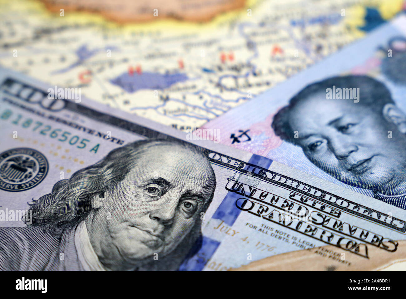 Chinese Yuan und US-Dollar auf der Karte von China. Handelskrieg zwischen den USA und China, wirtschaftliche Sanktionen und im internationalen Geschäft Stockfoto