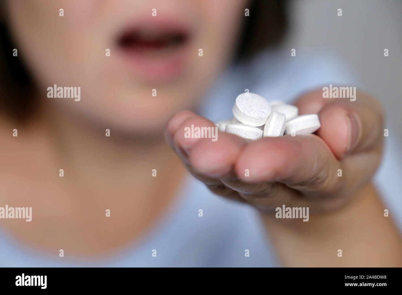 Mädchen nehmen Pillen, weiblichen Palme der Hand weiße Tabletten. Kranke  Frau, Konzept der Überdosierung von Medikamenten, Antibiotika,  Schmerzmittel oder Vitamine Stockfotografie - Alamy