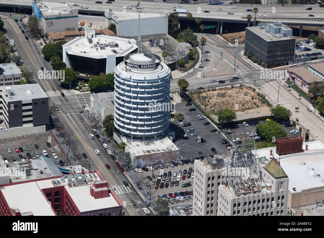 Das Capitol Records Turm, ein Wahrzeichen in der Nähe der Ecke Hollywood und Weinstock, Los Angeles, Kalifornien Stockfoto