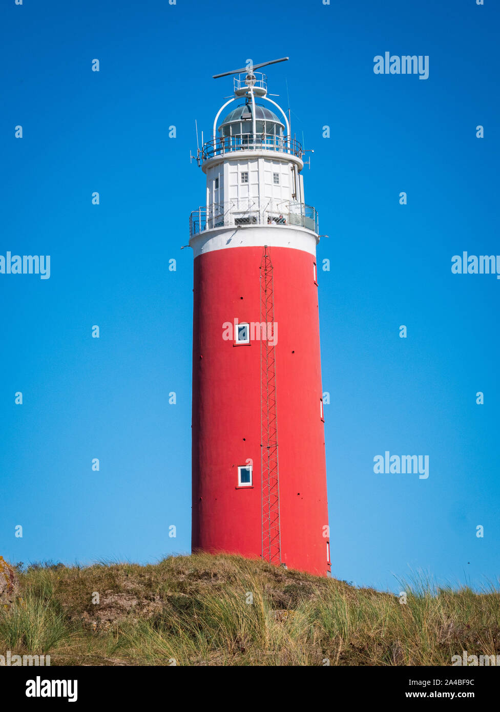 Blick auf den Leuchtturm Eierland neben den Dünen von Texel in den Niederlanden. Stockfoto