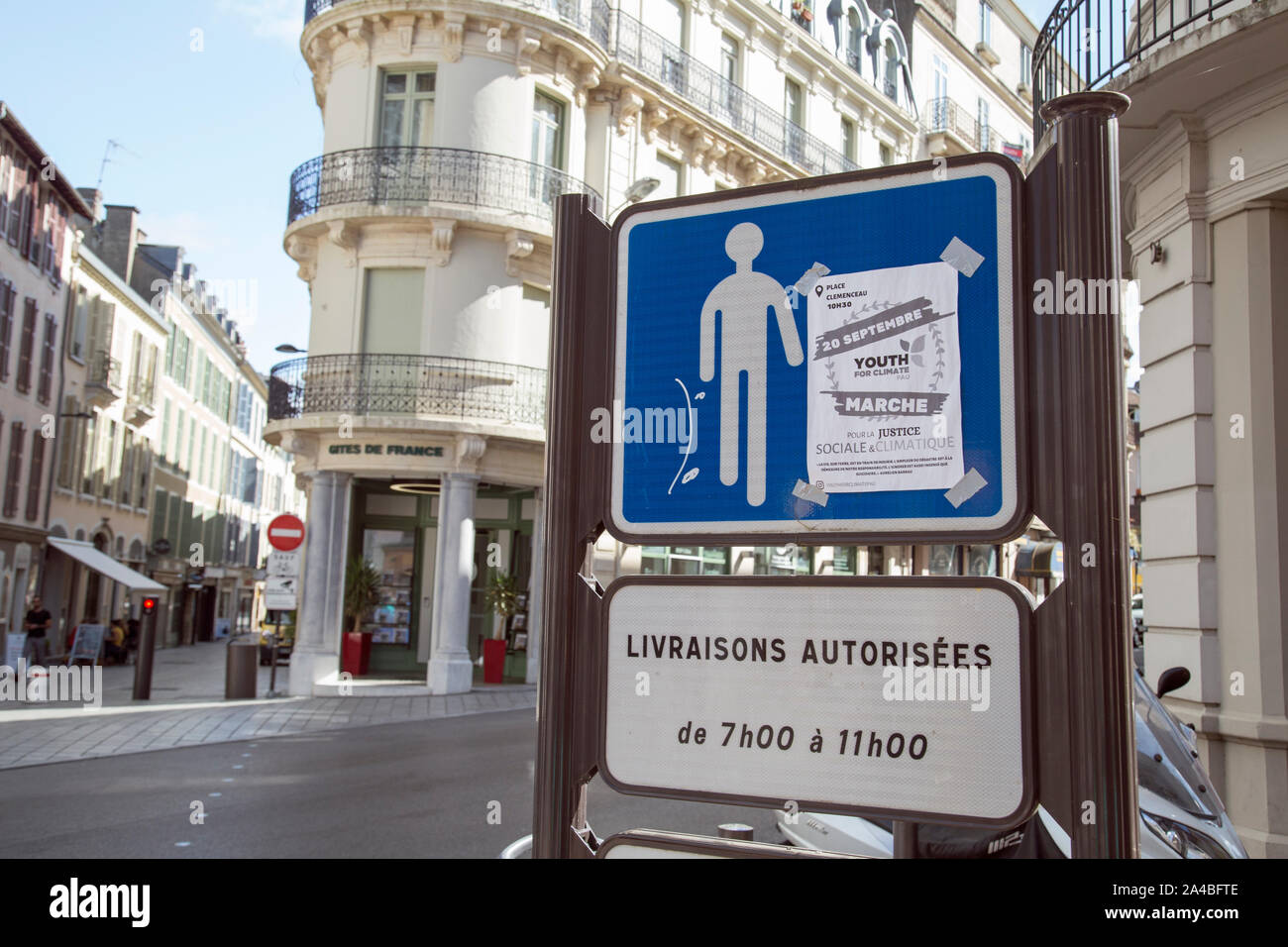 Pau, Aquitaine, Frankreich, September 2019, ein Hinweis angebracht, um ein Schild lädt junge Leute zu protestieren Stockfoto