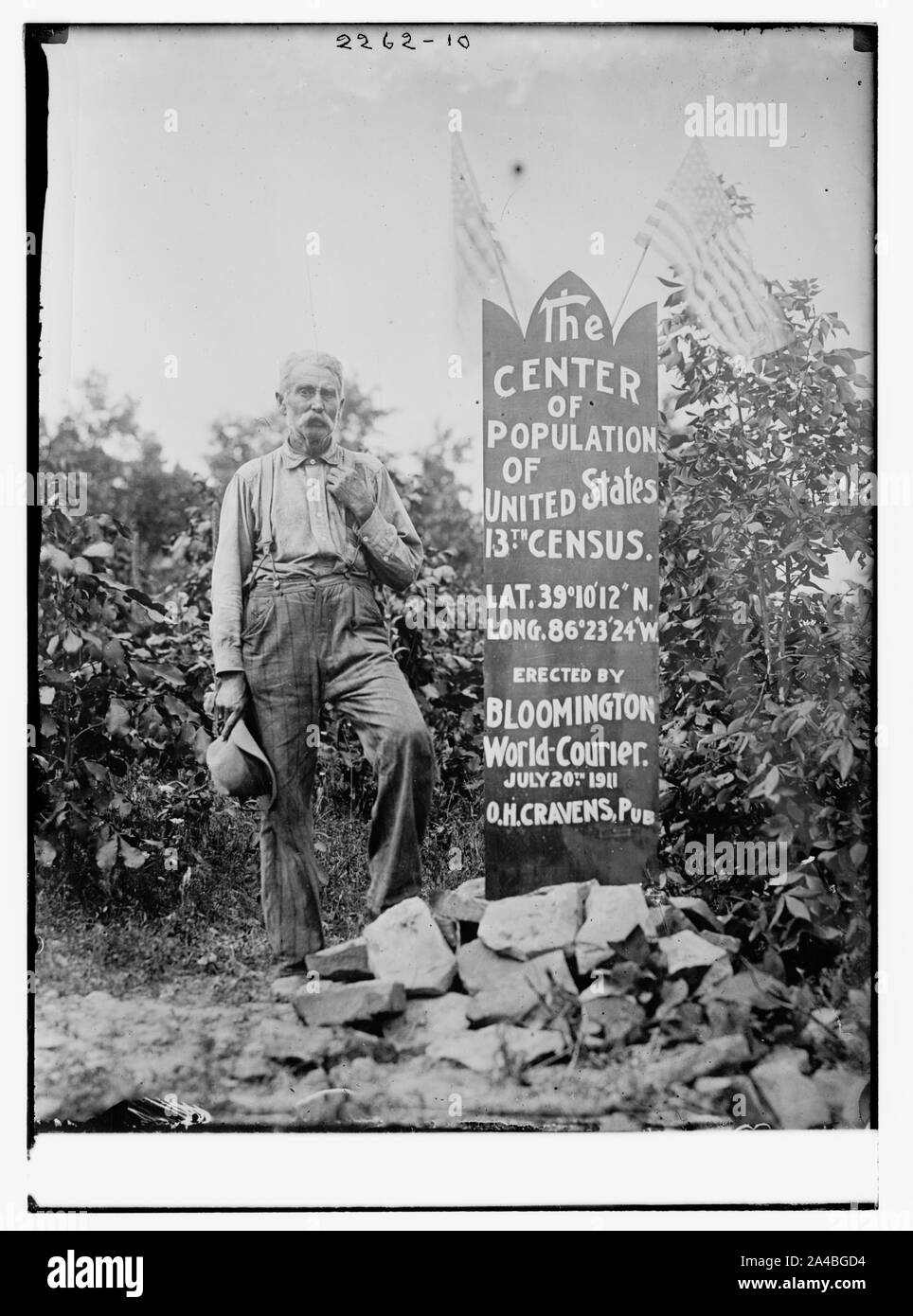 Das Zentrum der Bevölkerung in USA [Mann stehend neben Gedenkstätte Stein] Stockfoto