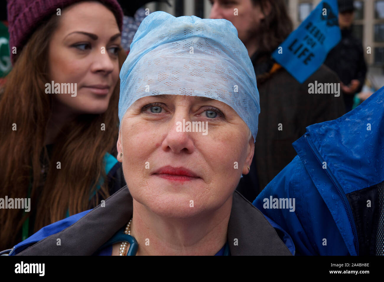 110 XR Ärzte marschierten von South Bank zum Trafalgar Square (Polizei sagte, daß sie verhaftet werden, wenn Sie dem Parlament Platz ging wie im ursprünglichen Plan) über Untätigkeit auf die Klimakrise ... wo sie symbolisch aus nahm ihre Schuhe und trug Masken die 110 Menschen pro Tag, die vorzeitig sterben in London vom 7. Oktober fortgesetzt aufgrund der Luftverschmutzung in London Aussterben Rebellion Protest zu repräsentieren zu protestieren. Das Ziel der Teilnahme an gewaltfreier direkter Aktion und zivilem Ungehorsam wurde die Aufmerksamkeit auf die Klimakrise und Verlust der biologischen Vielfalt zu zeichnen. Aussterben Rebellion erfordert ein Stockfoto