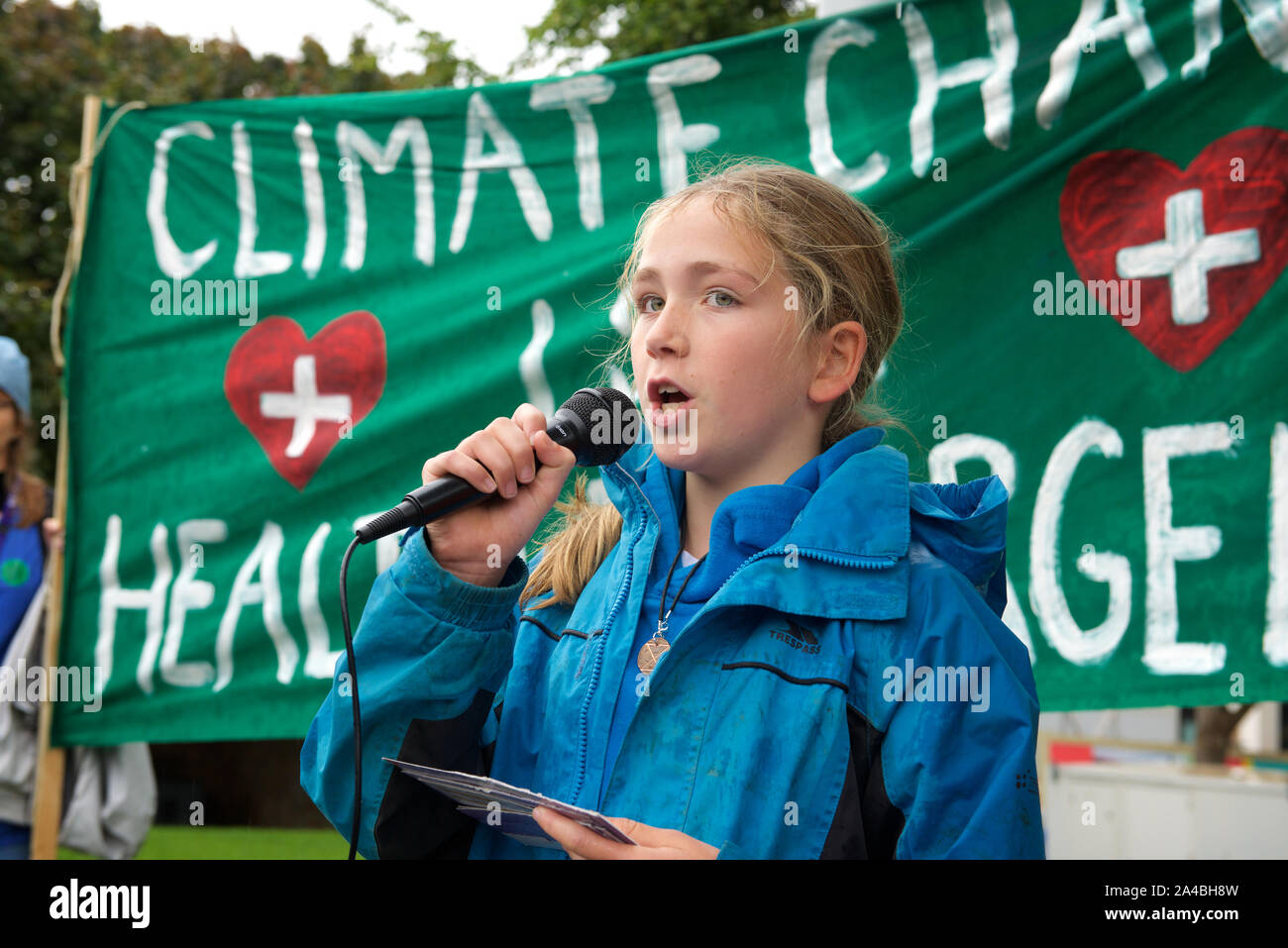 110 XR Ärzte marschierten von South Bank zum Trafalgar Square (Polizei sagte, daß sie verhaftet werden, wenn Sie dem Parlament Platz ging wie im ursprünglichen Plan) über Untätigkeit auf die Klimakrise ... wo sie symbolisch aus nahm ihre Schuhe und trug Masken die 110 Menschen pro Tag, die vorzeitig sterben in London vom 7. Oktober fortgesetzt aufgrund der Luftverschmutzung in London Aussterben Rebellion Protest zu repräsentieren zu protestieren. Das Ziel der Teilnahme an gewaltfreier direkter Aktion und zivilem Ungehorsam wurde die Aufmerksamkeit auf die Klimakrise und Verlust der biologischen Vielfalt zu zeichnen. Aussterben Rebellion erfordert ein Stockfoto