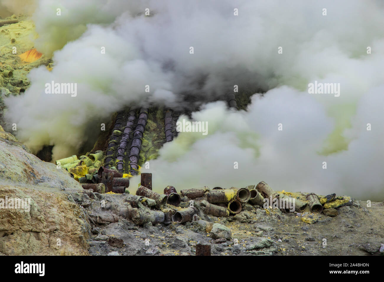 Schwefel Mining Operation in Mount Ijen Krater, Ostjava, Indonesien. Giftige Gase austreten aus vulkanischen Schloten. Stockfoto