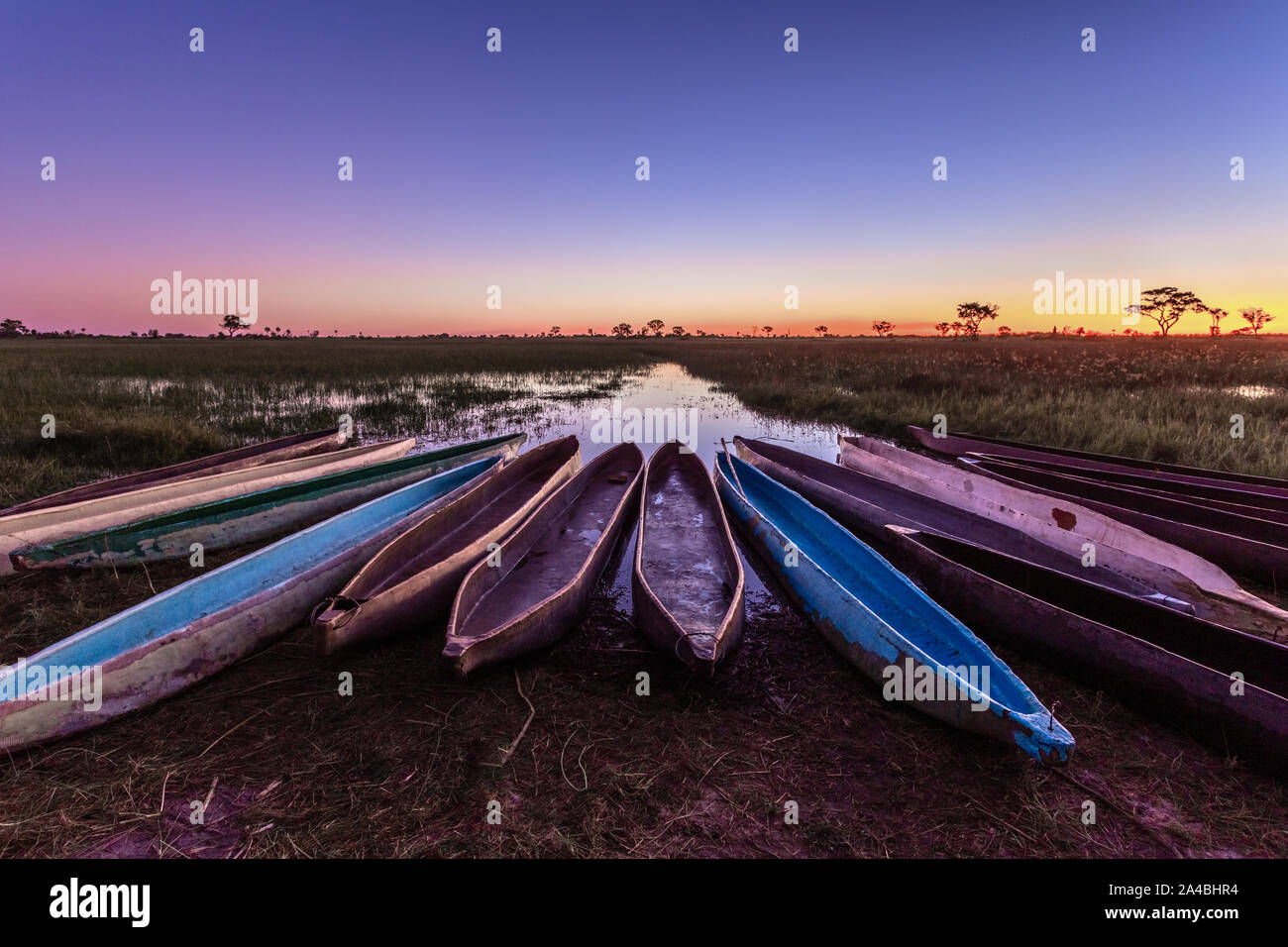 Botswanian lokale mokoro Booten in den Sonnenuntergang, am Ufer des Okavango Delta, Botswana Stockfoto
