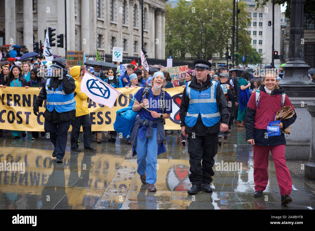110 XR Ärzte marschierten von South Bank zum Trafalgar Square (Polizei sagte, daß sie verhaftet werden, wenn Sie dem Parlament Platz ging wie im ursprünglichen Plan) über Untätigkeit auf die Klimakrise ... wo sie symbolisch aus nahm ihre Schuhe und trug Masken die 110 Menschen pro Tag, die vorzeitig sterben in London vom 7. Oktober fortgesetzt aufgrund der Luftverschmutzung in London Aussterben Rebellion Protest zu repräsentieren zu protestieren. Das Ziel der Teilnahme an gewaltfreier direkter Aktion und zivilem Ungehorsam wurde die Aufmerksamkeit auf die Klimakrise und Verlust der biologischen Vielfalt zu zeichnen. Aussterben Rebellion erfordert ein Stockfoto