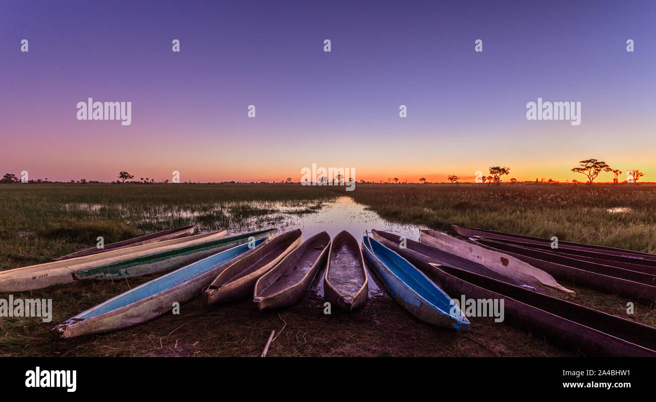 Botswanian lokale mokoro Booten in den Sonnenuntergang, am Ufer des Okavango Delta, Botswana Stockfoto