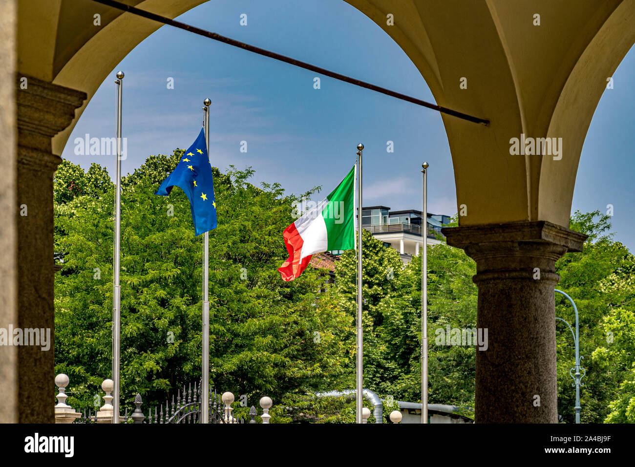 Die italienische und die europäische Flagge Seite an Seite in Turin, Italien Stockfoto