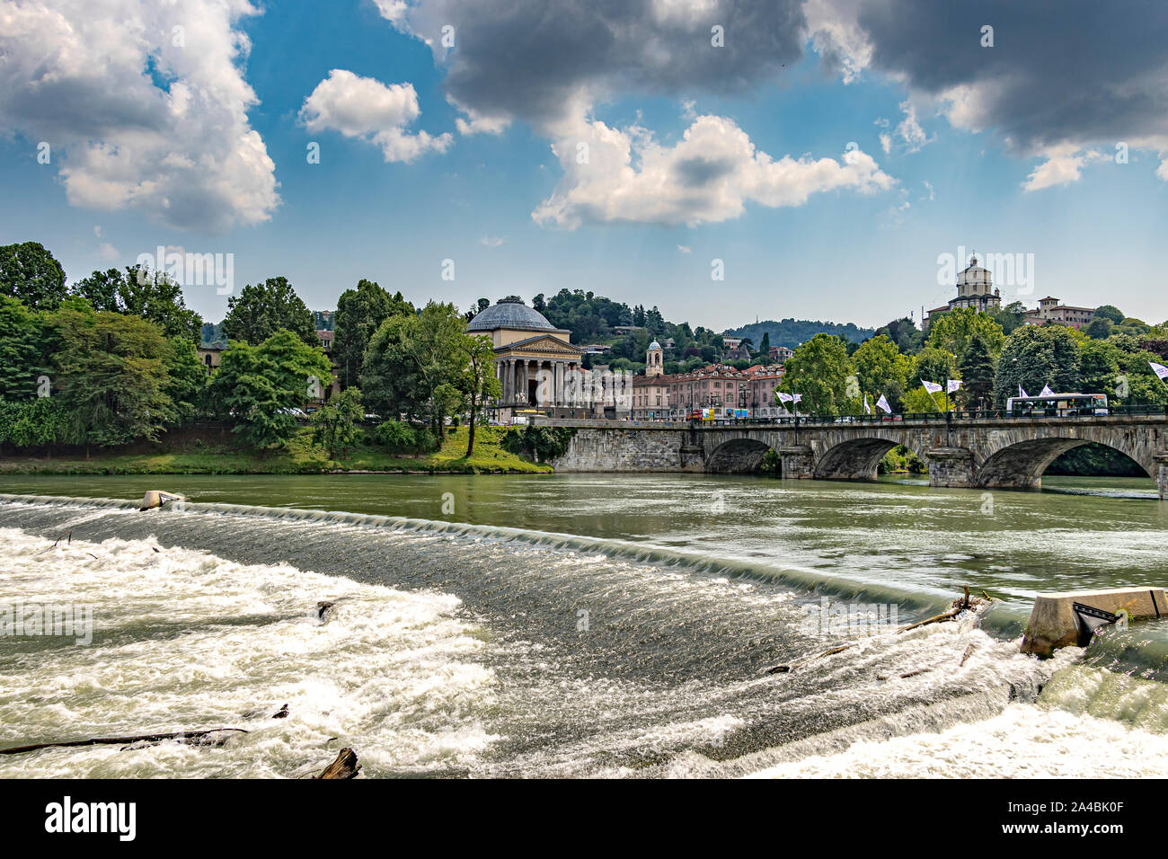 Ein Wehr am Po mit der Ponte Vittorio Emanuele I Brücke überspannt den Fluss mit der Chiesa Gran Madre di Dio im Hintergrund, Turin, Italien Stockfoto