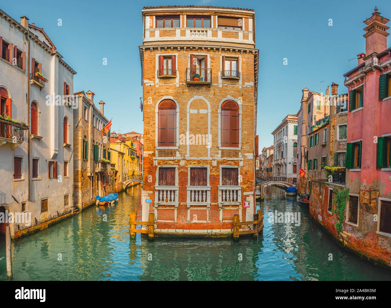 Blick auf die Straße Kanal in Venedig, Italien. Bunte Fassaden der alten Häuser in Venedig Wasser stehen. Venedig, Italien, Venetien Stockfoto