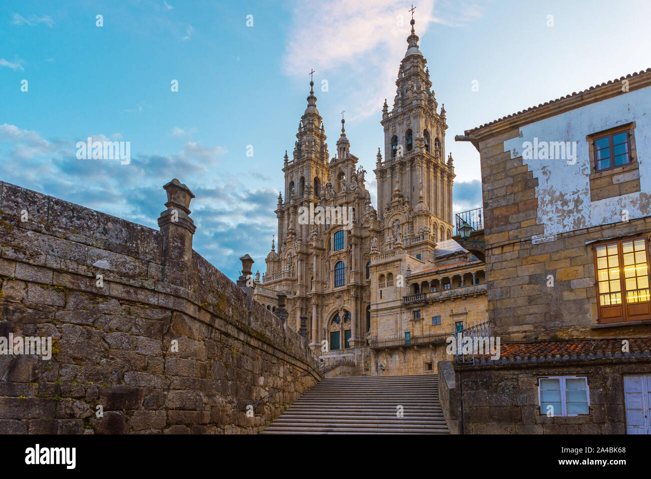 Alte gotische Kathedrale Santiago de Compostela, Galicien, Spanien am Morgen Stockfoto