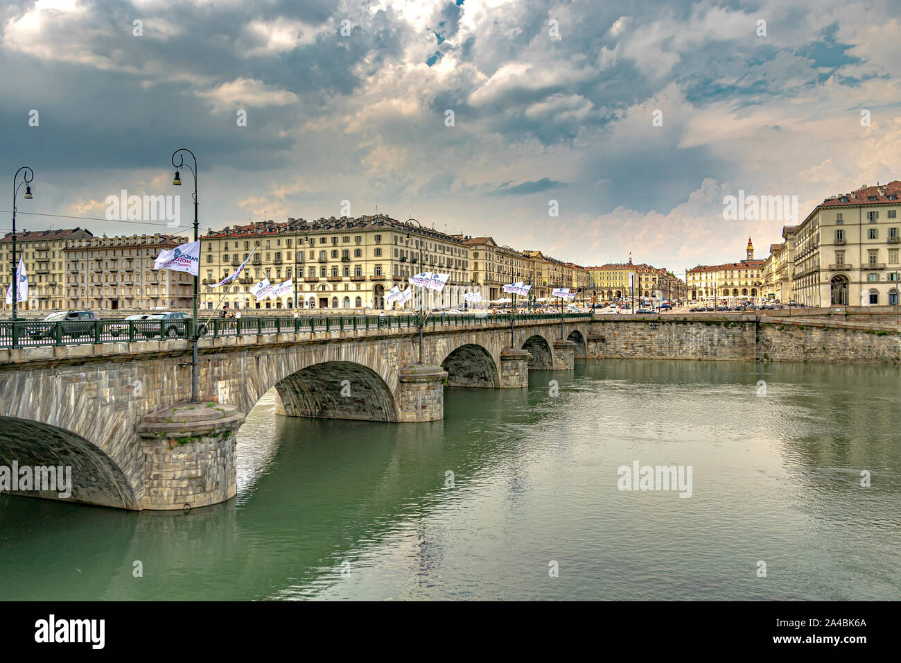 Die eleganten Gebäude von Piazza Vittorio Veneto aus über dem Fluss Po in Turin, Italien Stockfoto