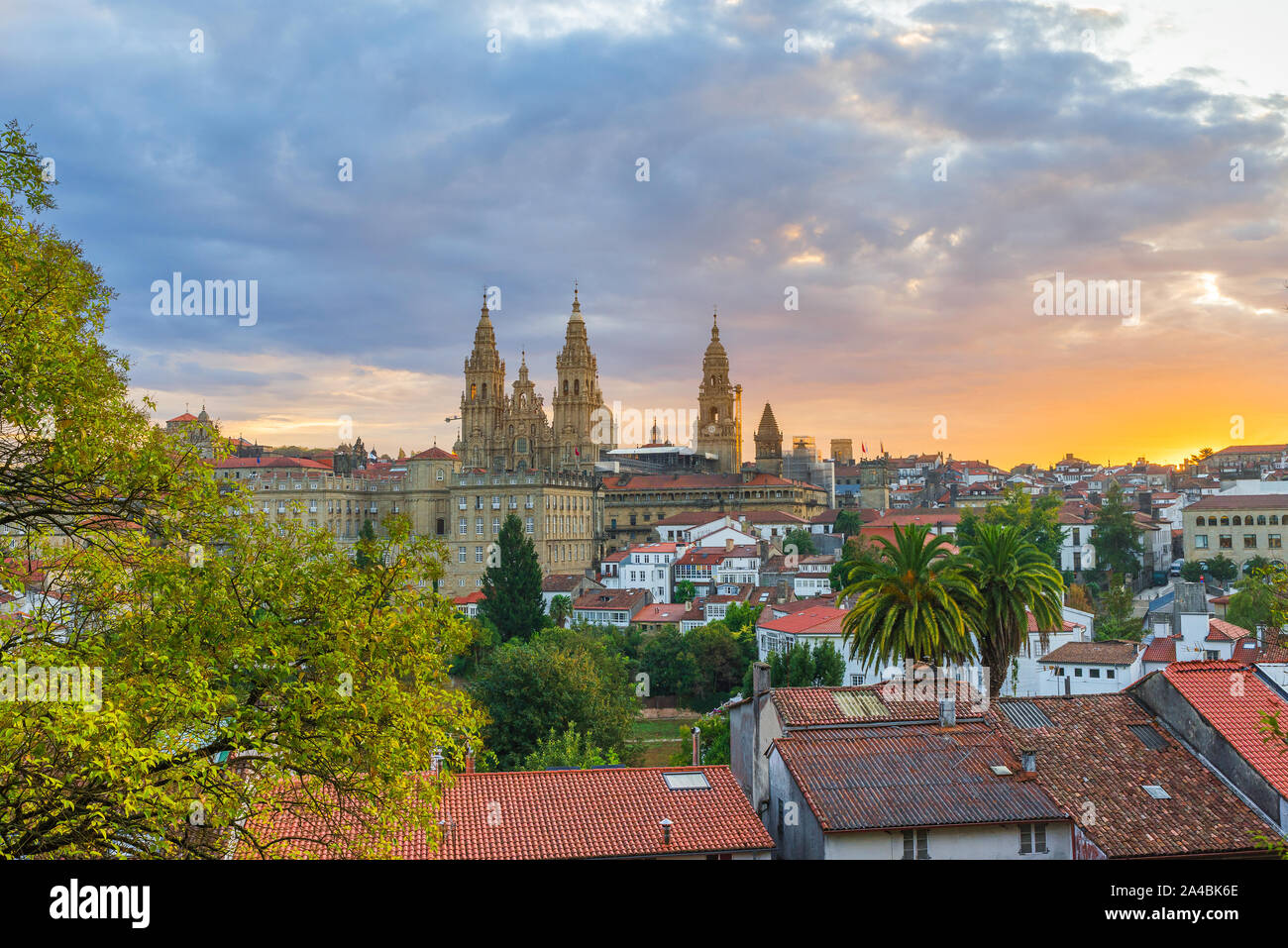 Luftaufnahme auf Santiago de Compostela Altstadt mit Dom, Galizien, Spanien im Sonnenaufgang Stockfoto