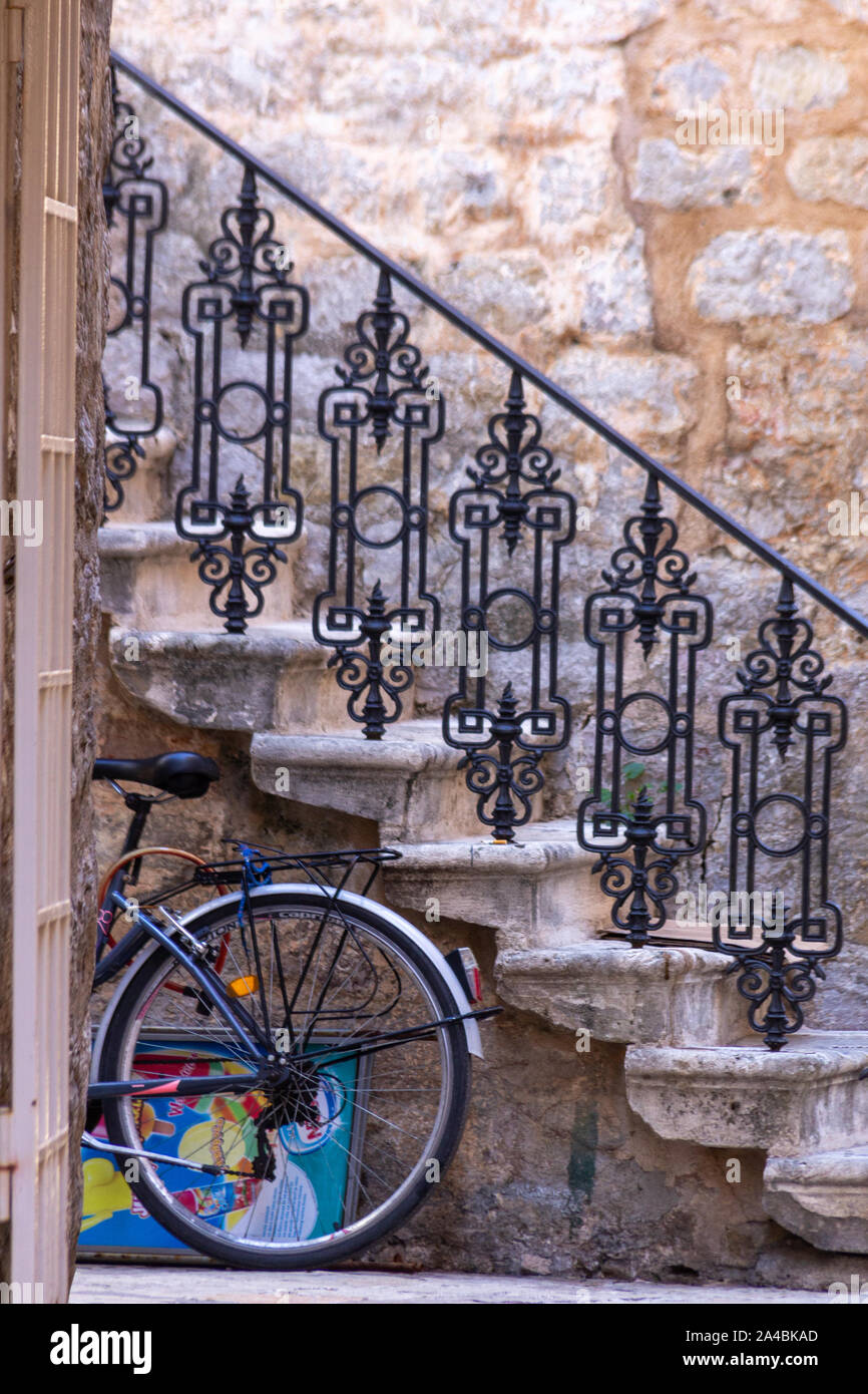 In einer ruhigen Seitenstraße in der Altstadt von Budva, Montenegro ist eine verzierte Treppe Stockfoto