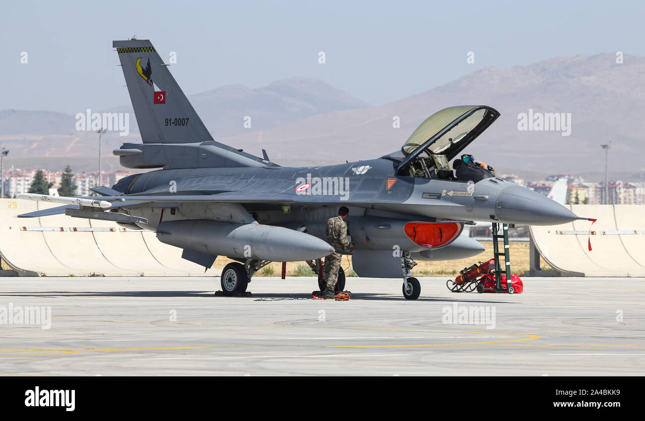 KONYA, Türkei - 26. JUNI 2019: türkische Luftwaffe General Dynamics F-16C Fighting Falcon (CN4R-87) in Konya Flughafen während Anatolian Eagle Air Force E Stockfoto