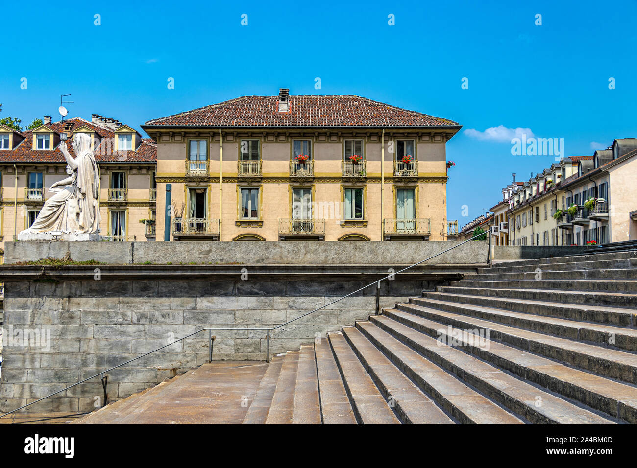 Steinerne Stufen und ein Appartementhaus mit Fensterläden aus Holz und Stein, Balkon an der Piazza Gran Madre di Dio, Turin, Italien Stockfoto