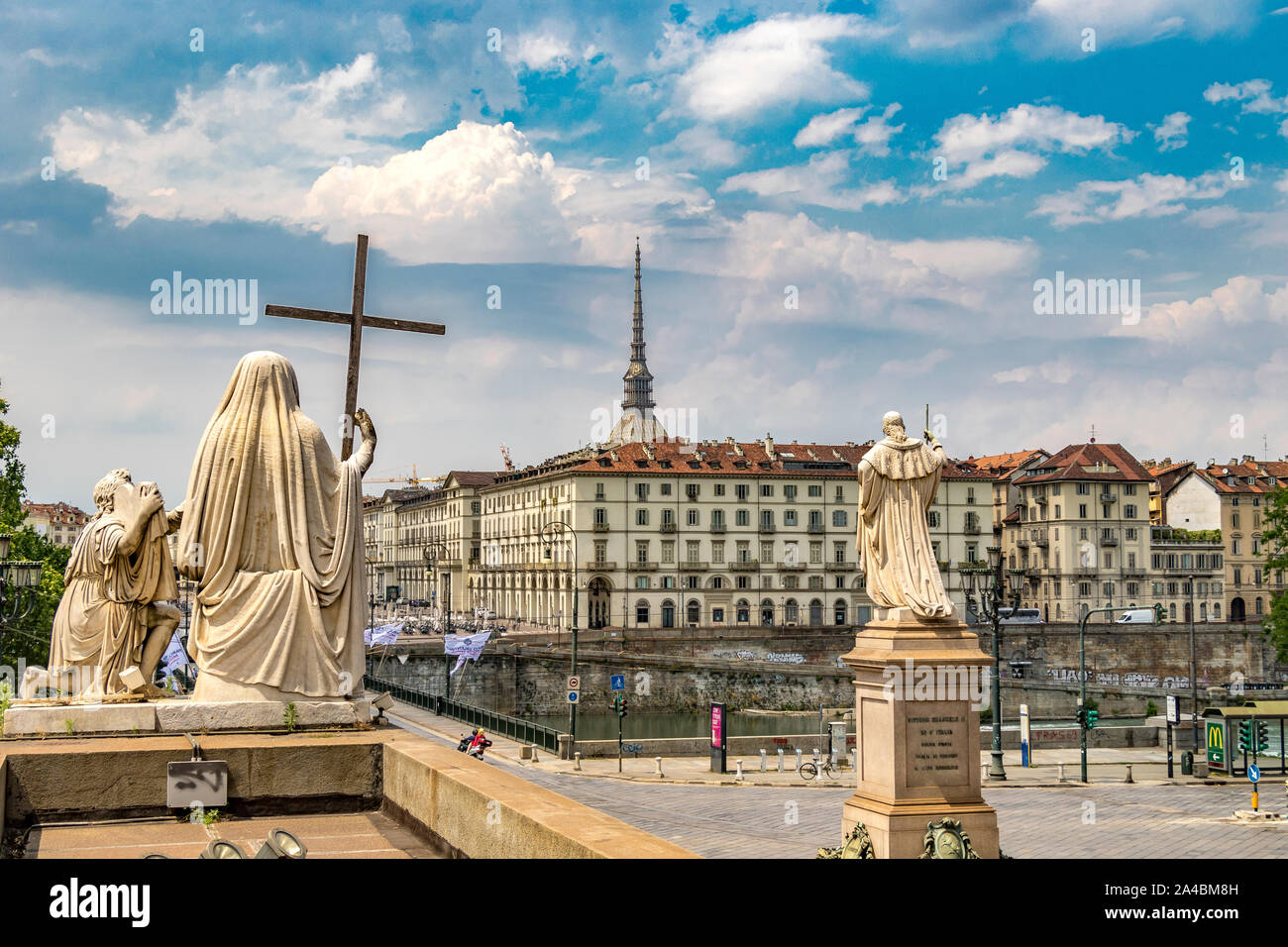 Statuen des Glaubens und der Religion mit Blick auf die Stadt Turin über den Fluss Po, am oberen Ende der Stufen der Chiesa della Gran Madre di Dio inTurin, Italien Stockfoto