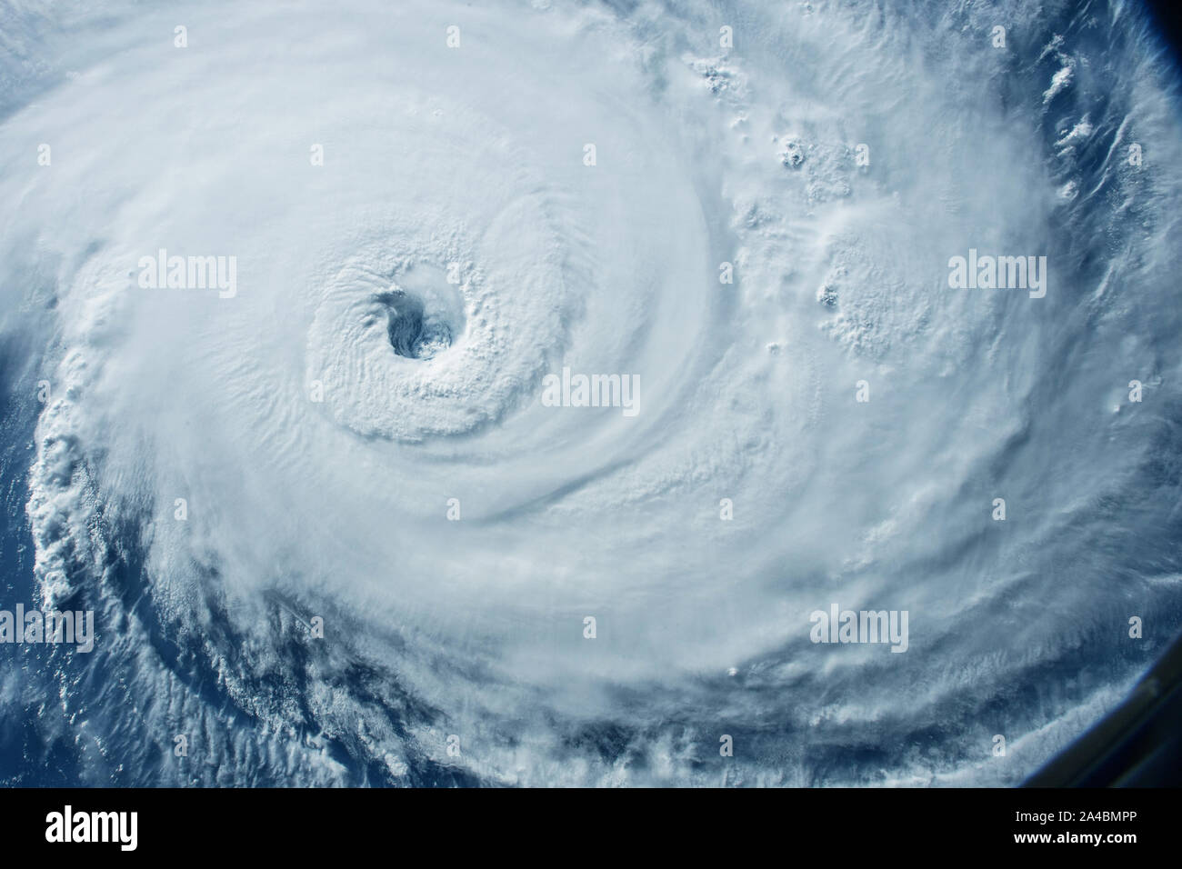 Ein riesiger Tornado, ein Zyklon aus dem Weltraum. Stockfoto