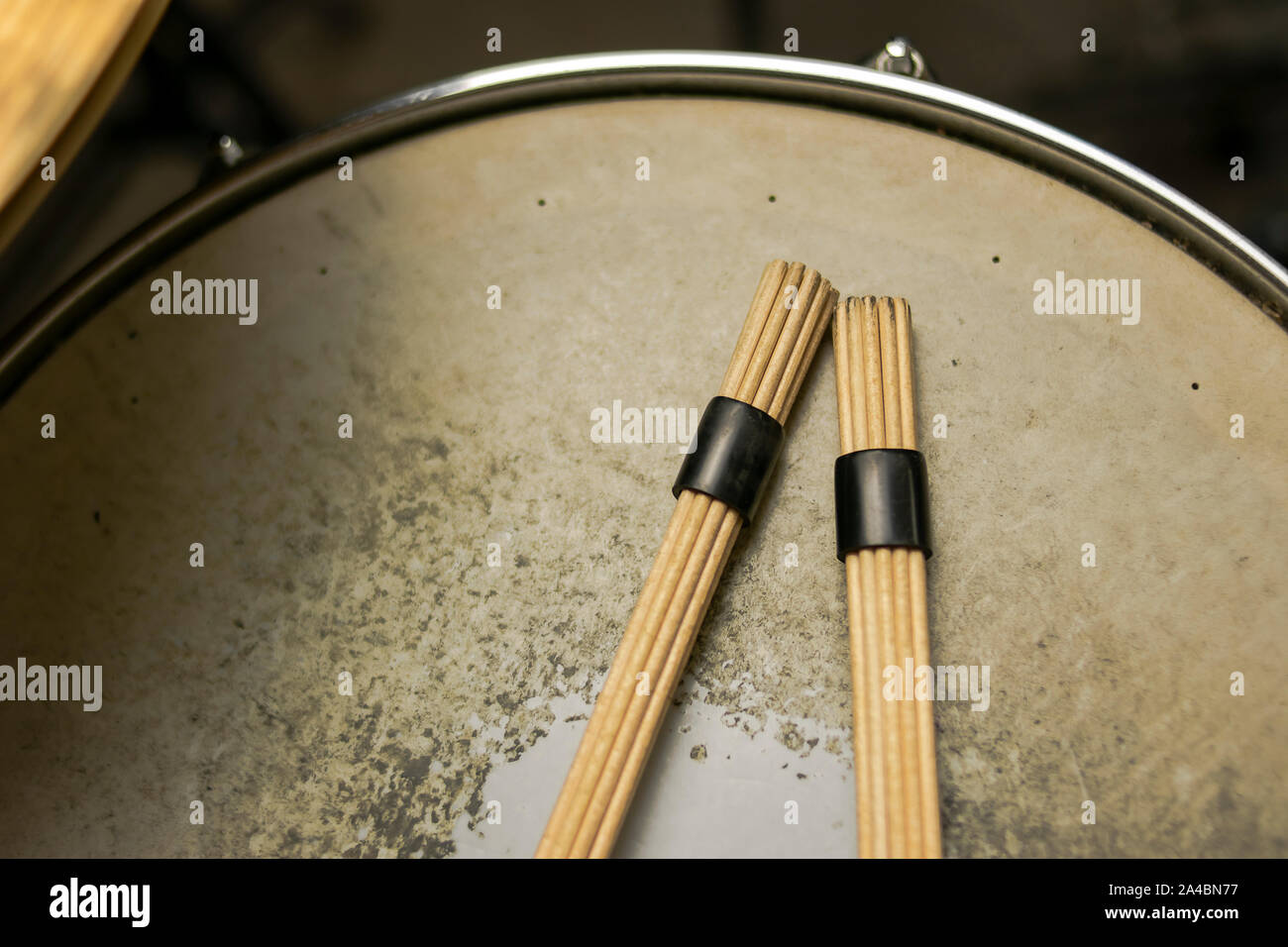 Rod Sticks auf dem Perforierten und abgenutzte Patch durch den Einsatz einer Snare in einem drumset Stockfoto