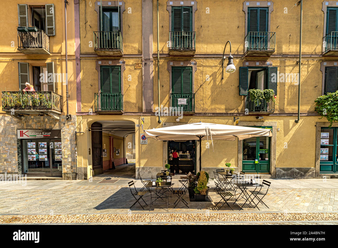 Restaurant mit Tischen und Stühlen entlang der Via Monferrato, Turin, Italien Stockfoto