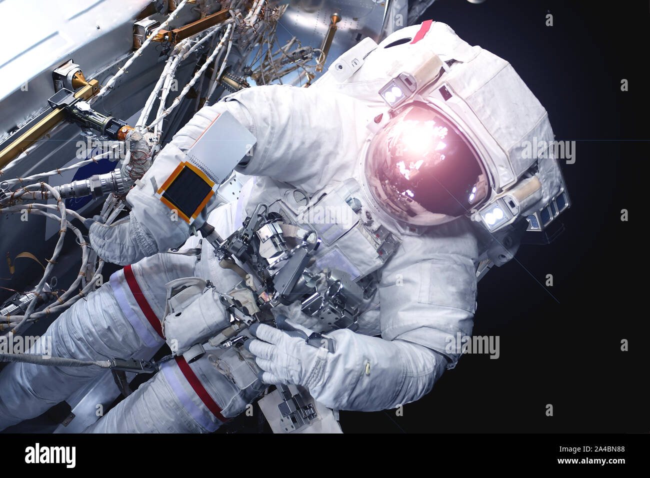 Astronaut in einem Raumanzug, mit einer Reflexion der Sonne in einen Helm. Elemente dieses Bild wurde von der NASA eingerichtet. Stockfoto