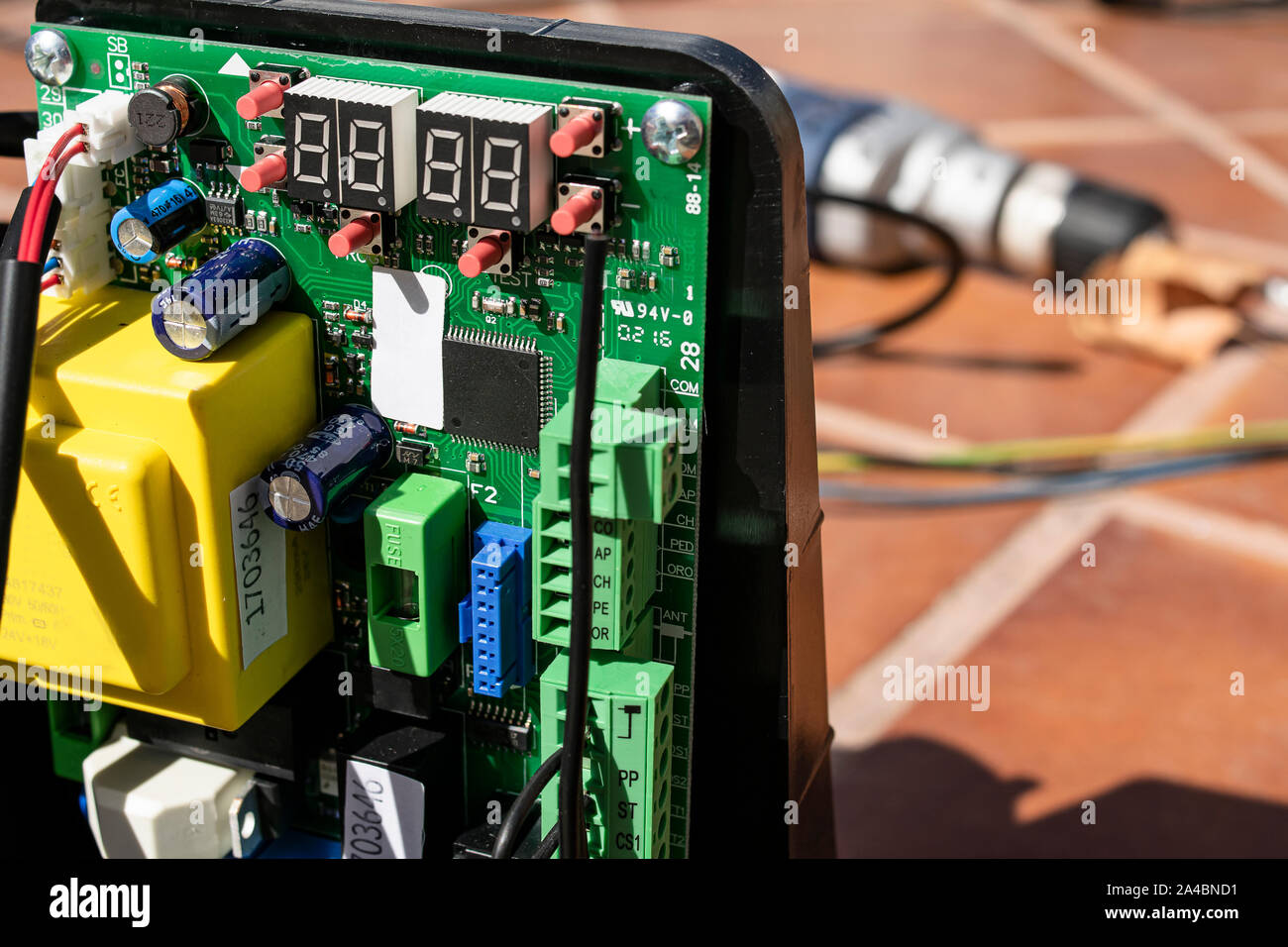 Elektronische Schaltung aus einem Elektromotor, der mit seinen Komponenten während der Installation Stockfoto