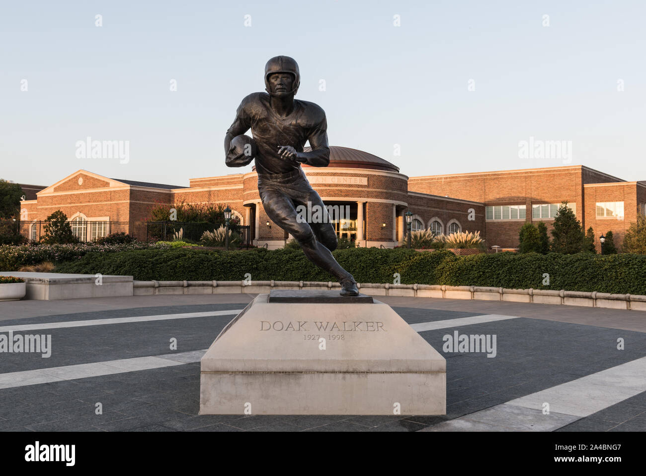 Die Doak Walker Statue auf dem Campus der Southern Methodist University, Dallas, Texas, wo er ist eine Legende Stockfoto