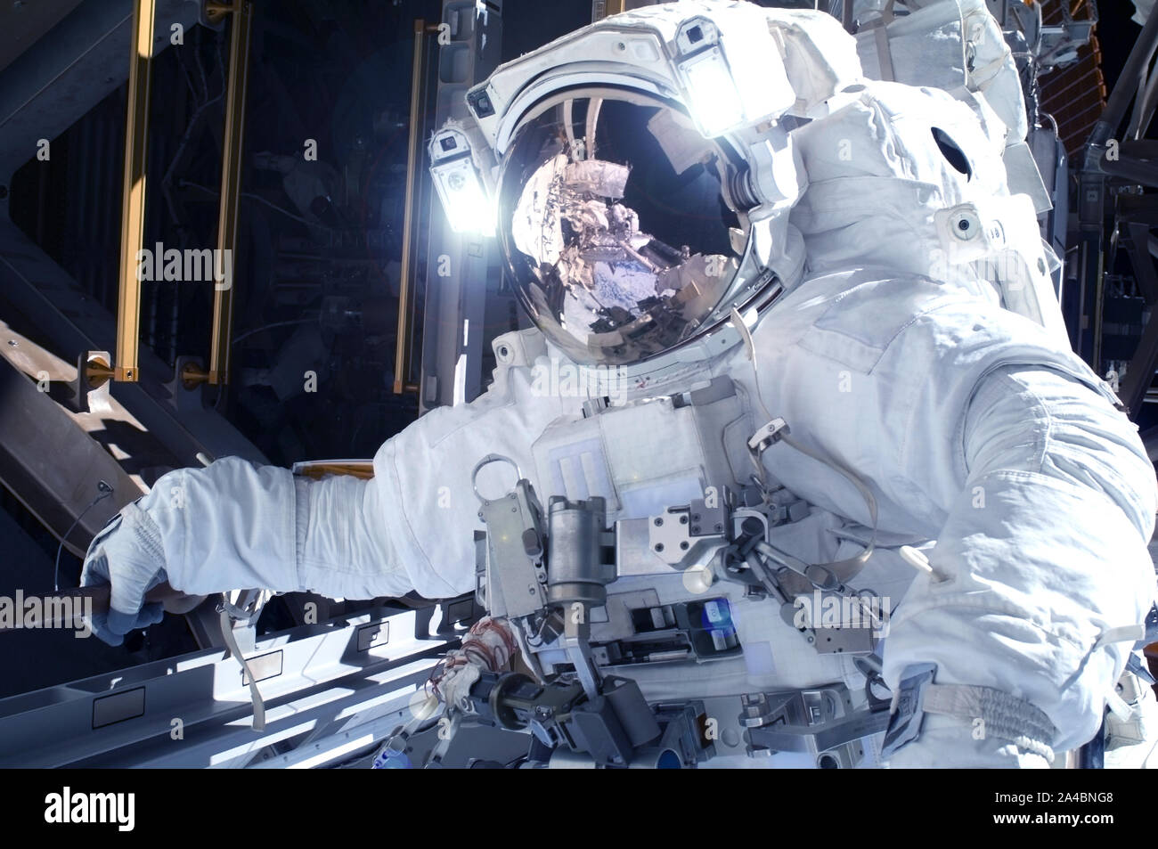 Astronaut in einem schneeweissen Raumanzug, mit Lichter an. Elemente dieses Bild wurde von der NASA eingerichtet. Stockfoto